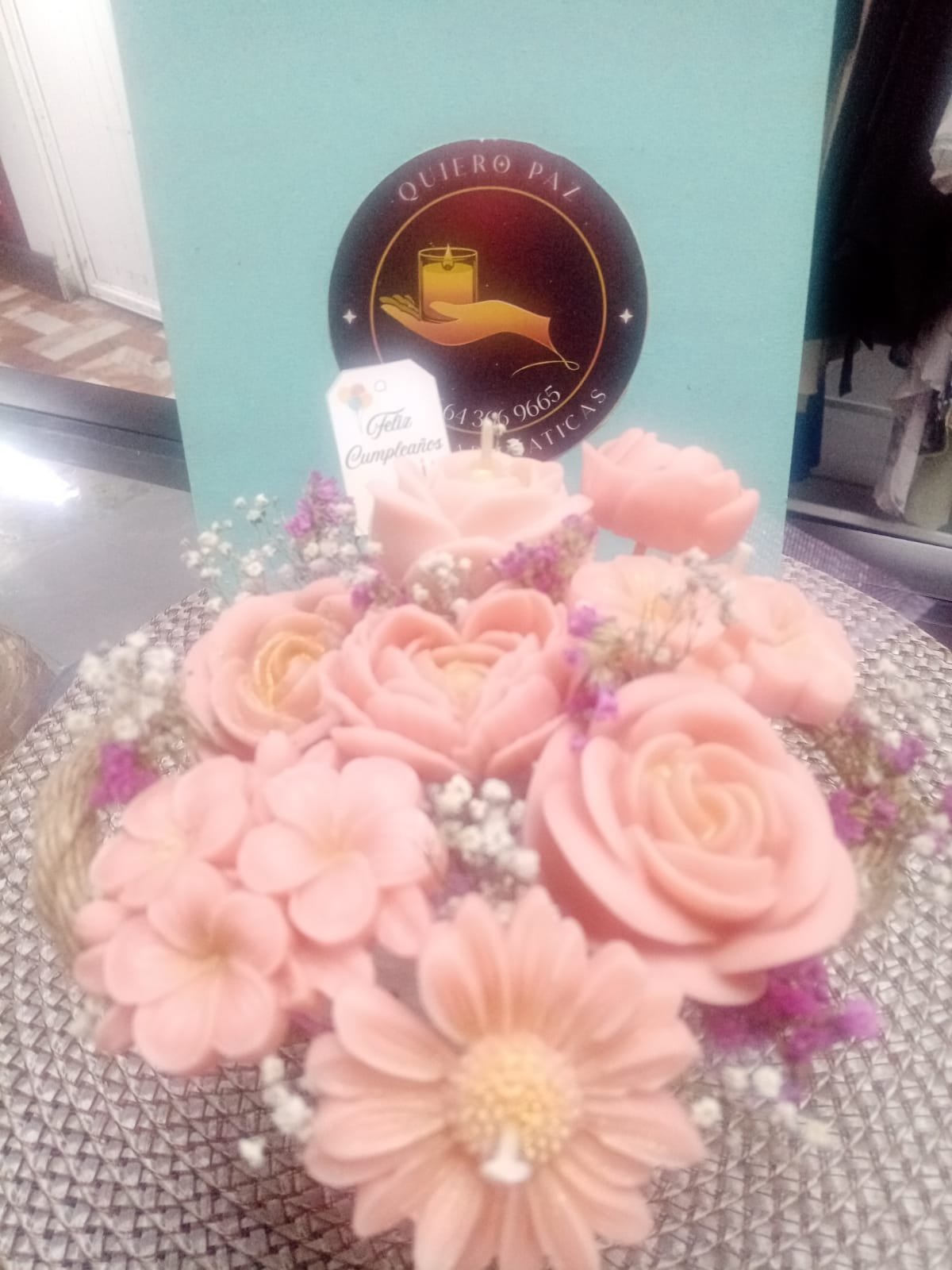 Detalle de centro de mesa con flores y velas